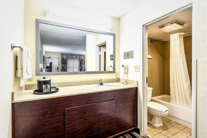 Clarion Pointe Huntsville Research Park - Featured hot tub