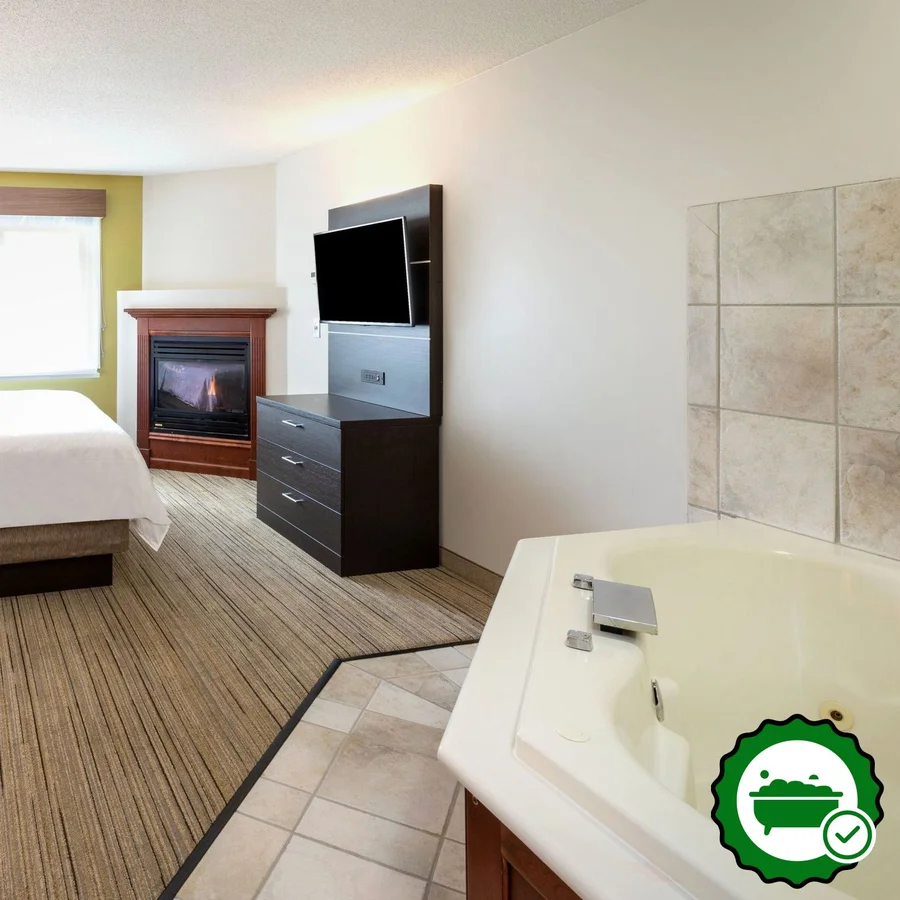 Holiday Inn Express & Suites Minneapolis-Dwtn Conv Ctr, an IHG hotel - Verified Jacuzzi In-Room