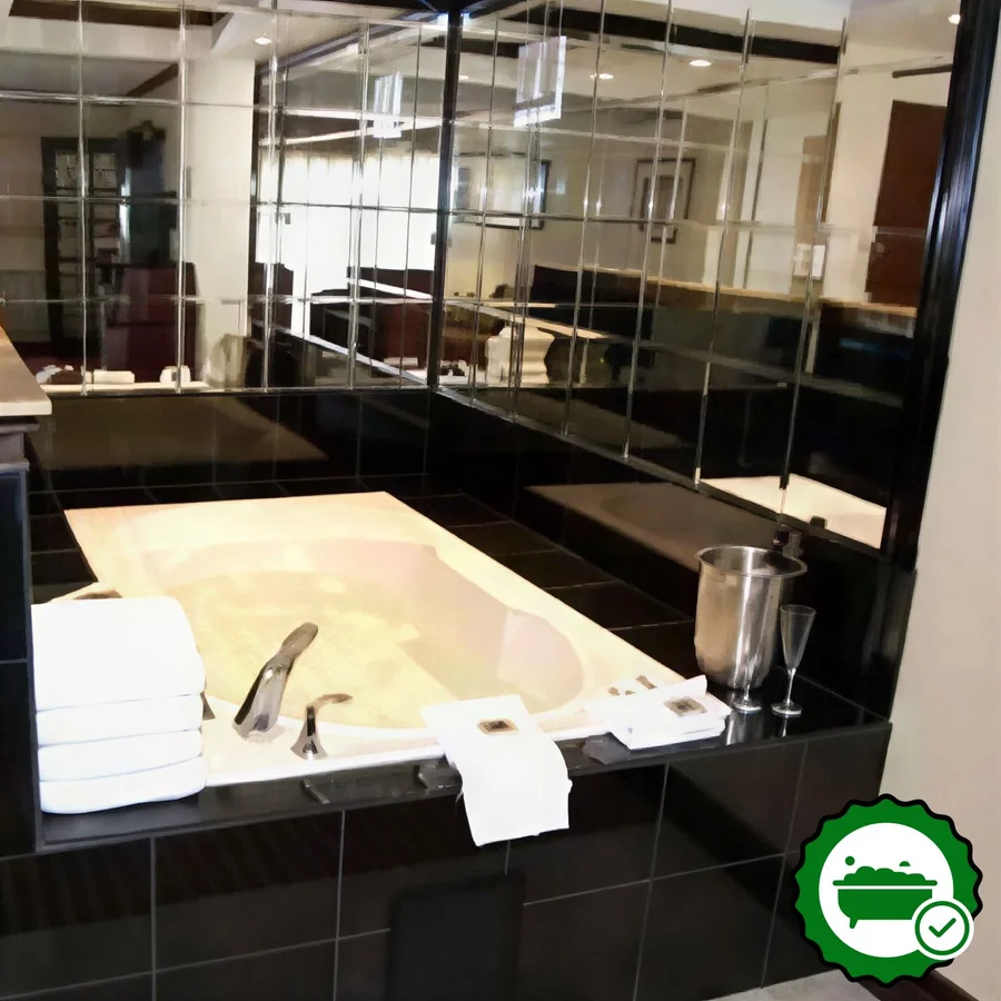 Rodeway Inn & Suites - Verified Jacuzzi In-Room