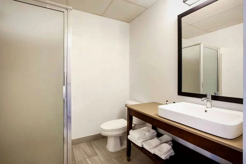 Days Inn & Suites by Wyndham Rochester Hills MI - Featured hot tub