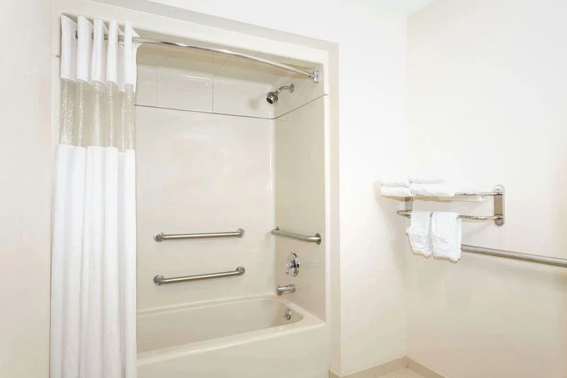 Baymont by Wyndham Asheville/Biltmore - Featured hot tub