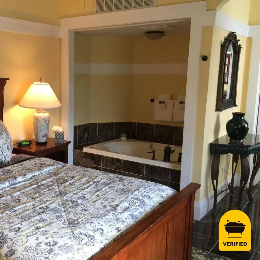 Shorelight Inn: the Sunset Jetted Tub Suite in Benicia, CA
