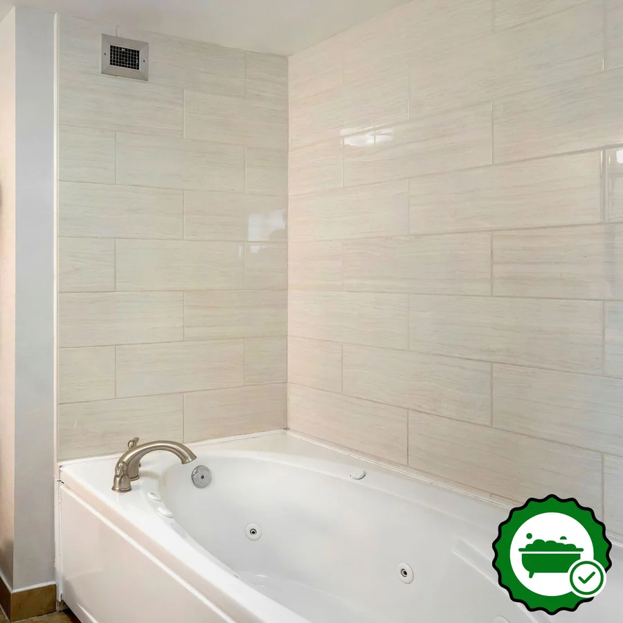 Comfort Inn & Suites Watertown 1000 Islands - Verified Jacuzzi In-Room