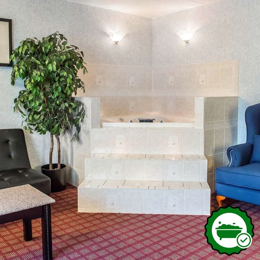 Quality Inn & Suites North - Verified Jacuzzi In-Room