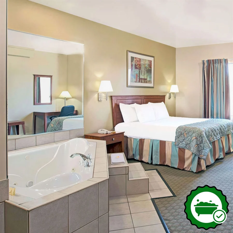 Days Inn by Wyndham Downtown St. Louis - Verified Jacuzzi In-Room