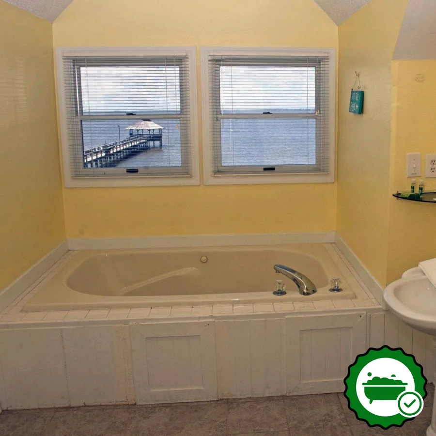 Inn at Corolla Light - Verified Jacuzzi In-Room