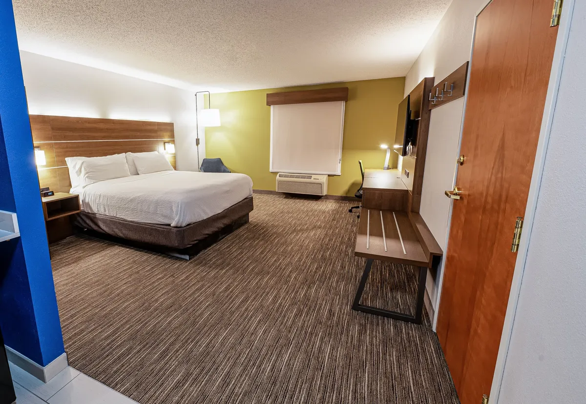 Holiday Inn Express & Suites Goshen, an IHG Hotel - Guest Room image