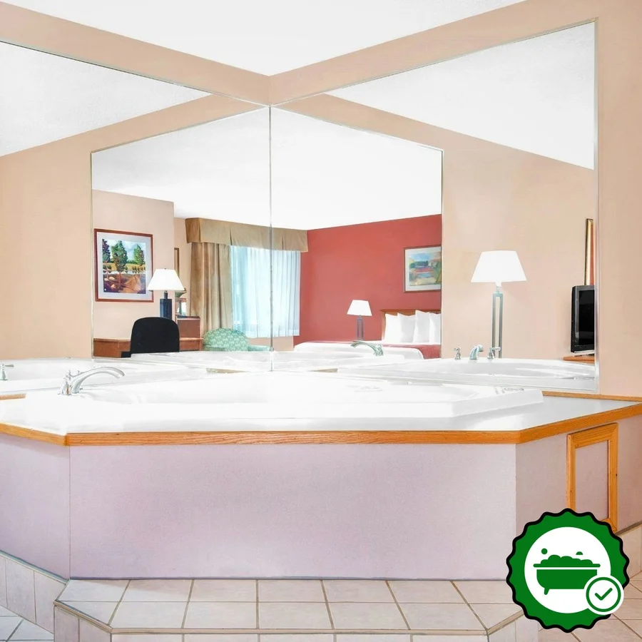 Baymont by Wyndham Springfield South Hwy 65 - Verified Jacuzzi In-Room