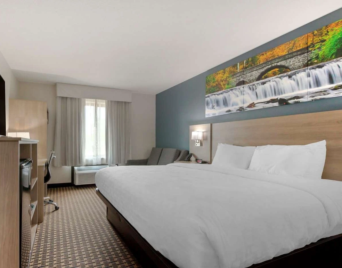 Clarion Pointe Tomah - Guest Room image