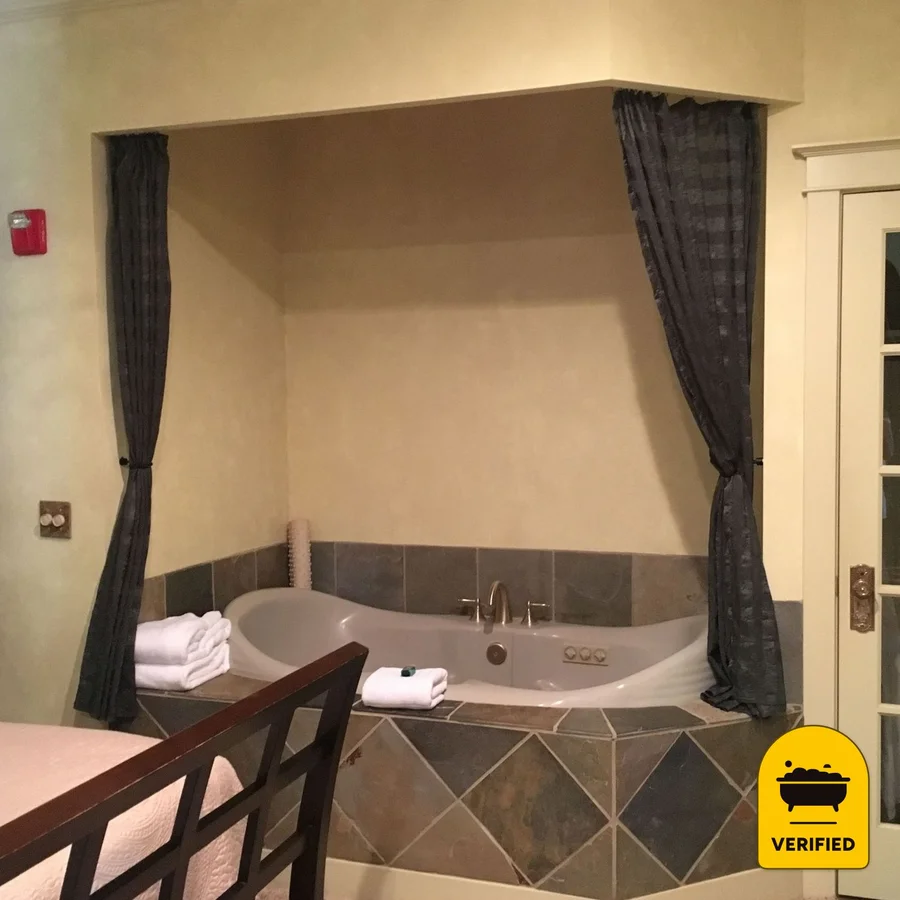 Far View Bed & Breakfast Estate: the King Whirlpool Pool House Suite 1 in Brenham, TX