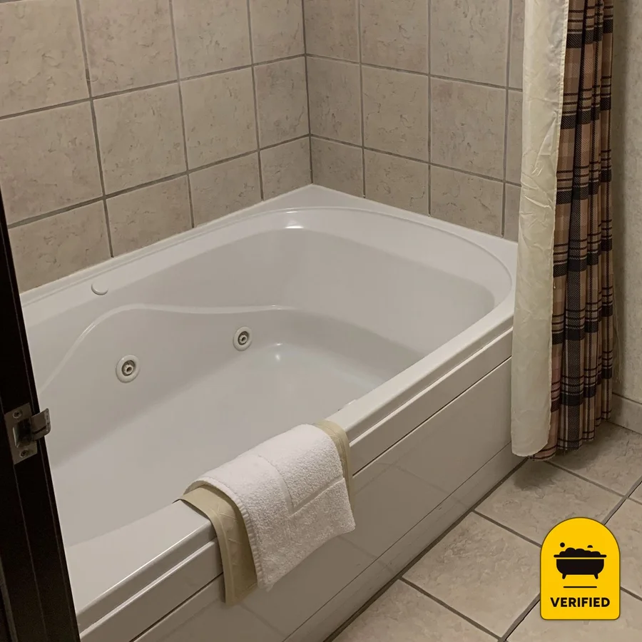 Kelly Inn and Suites Mitchell: the King Spa Suite in Mitchell, SD