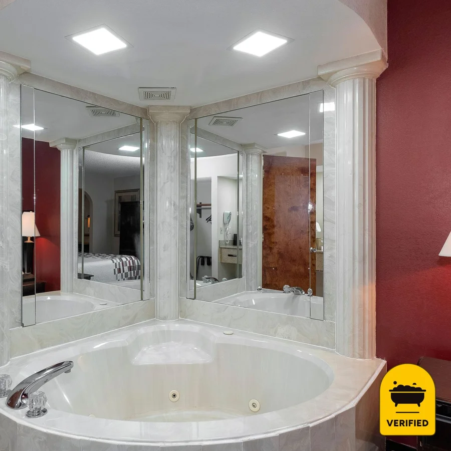 Red Roof Inn & Suites Oxford: the King Jetted Tub Suite in Oxford, AL