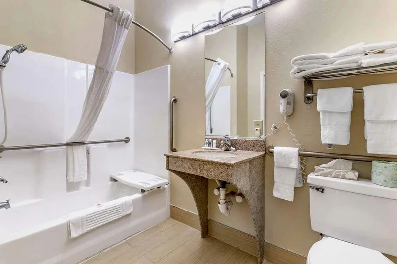 Comfort Inn & Suites Statesboro - University Area - Featured hot tub