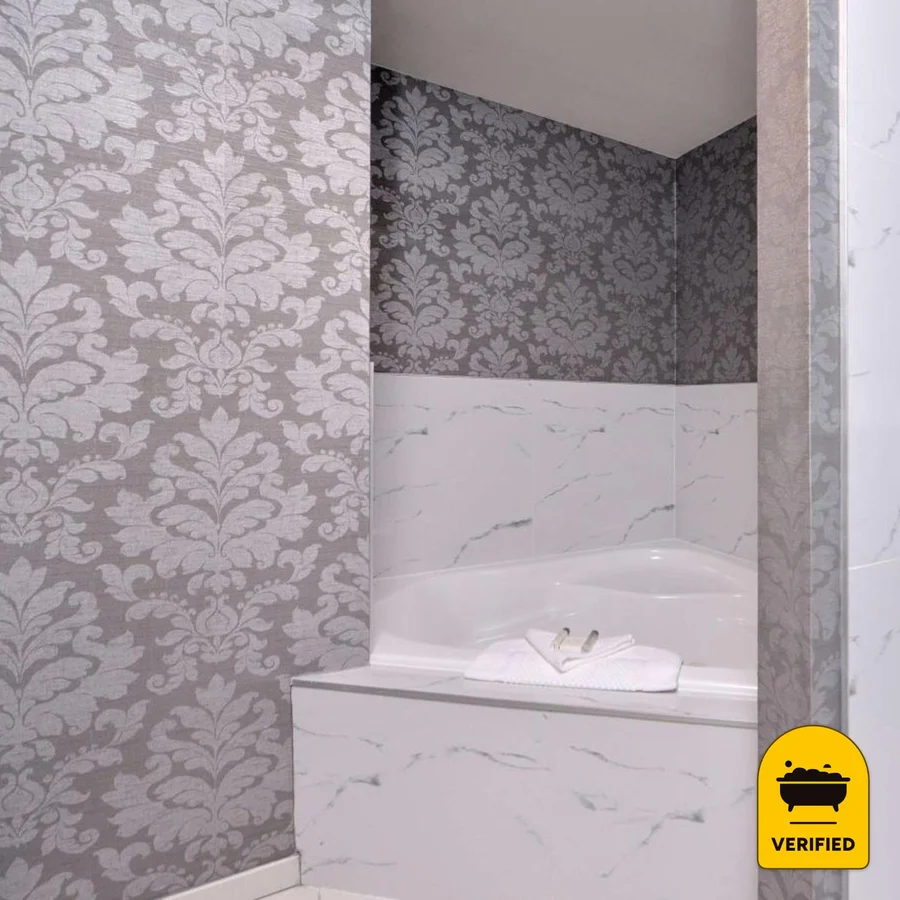 DoubleTree by Hilton Utica: the King Studio Whirlpool Suite in Utica, NY