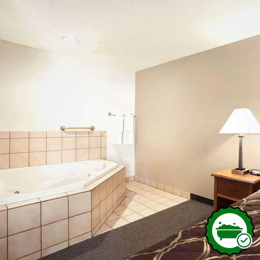 Super 8 by Wyndham Williston ND - Verified Jacuzzi In-Room