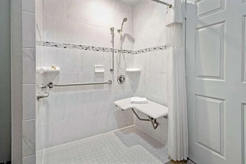 La Quinta Inn & Suites by Wyndham Brownsville North - Guest Room image