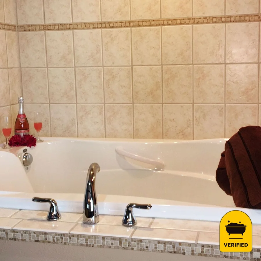 Black River Inn B&B: the St. Moritz Spa Suite in South Haven, MI