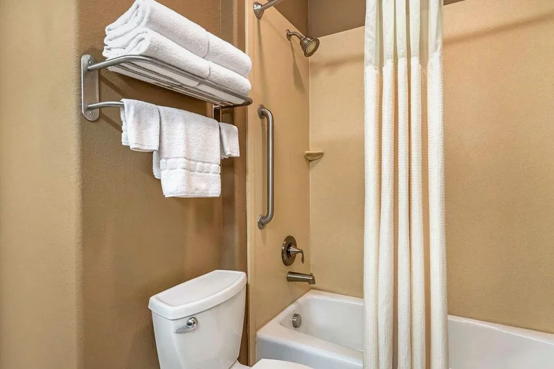 Best Western Plus Lytle Inn & Suites - Featured hot tub
