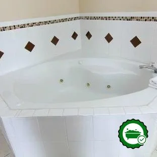 Comfort Suites - Verified Jacuzzi In-Room