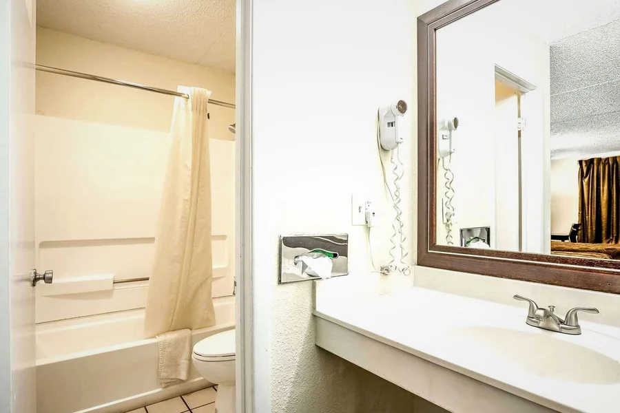 Econo Lodge - Featured hot tub