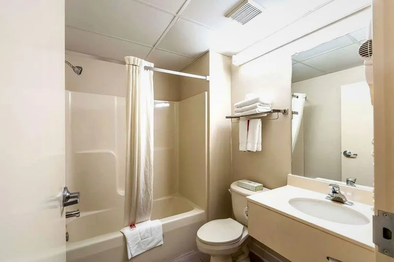 Econo Lodge Inn & Suites - Featured hot tub