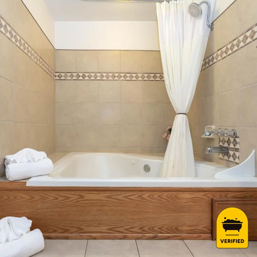 Cascade Motel: the Deluxe King Spa Tub Room in Oakridge, OR