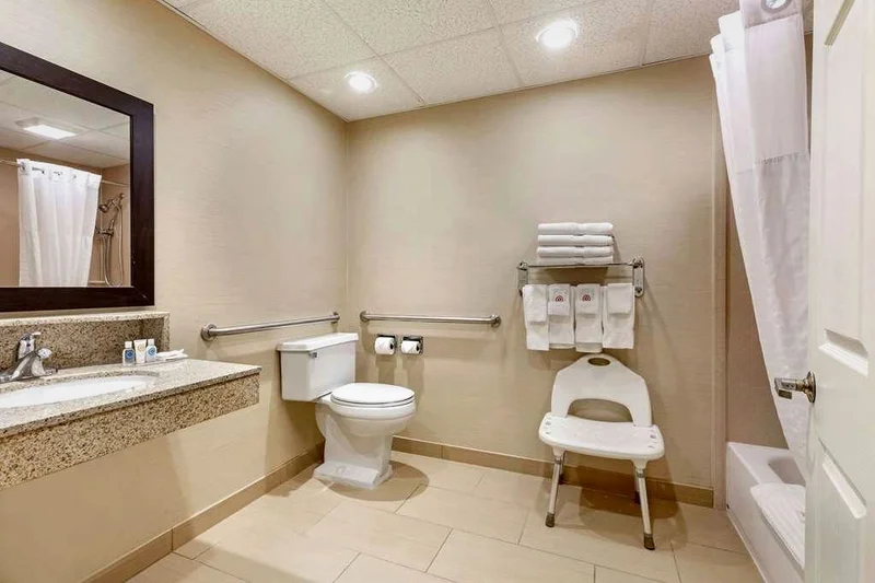 Comfort Inn Auburn-Worcester - Featured hot tub