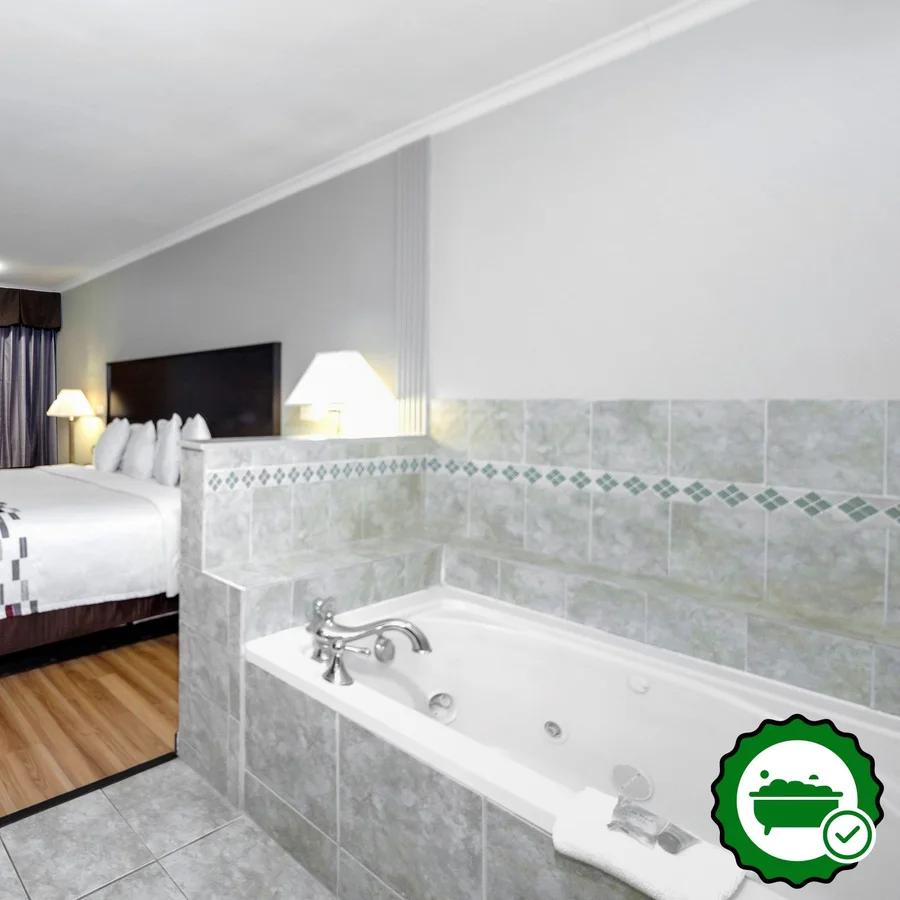 Red Roof Inn Arlington - Entertainment District - Verified Jacuzzi In-Room