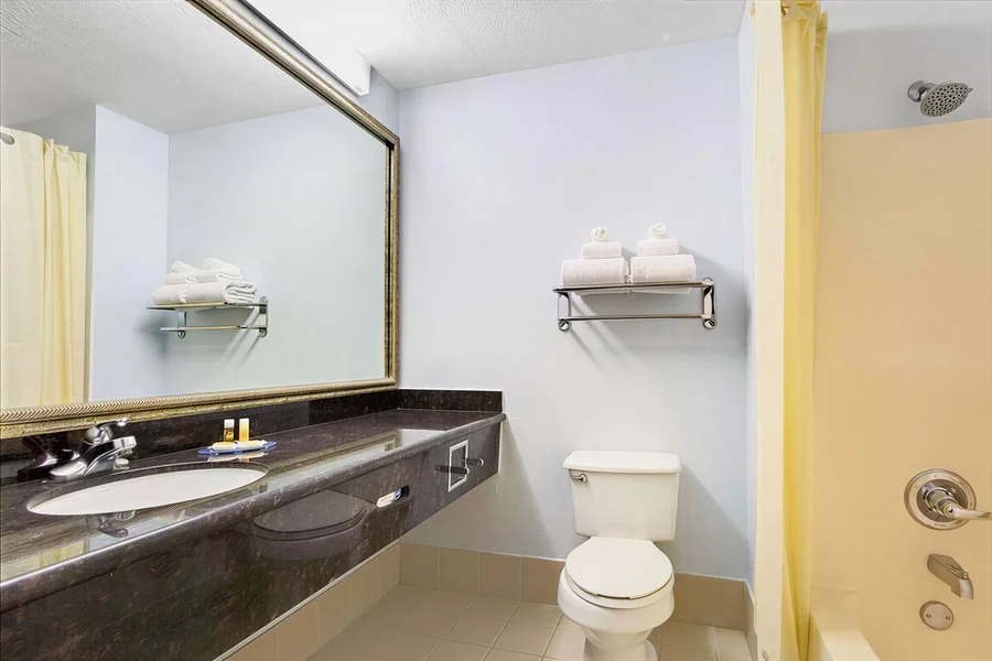 Days Inn by Wyndham Dallas Garland West - Featured hot tub