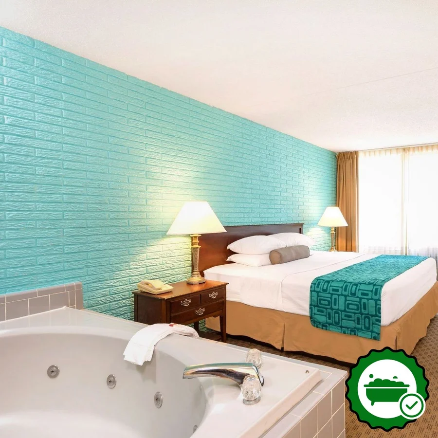 Howard Johnson by Wyndham Williamsburg - Verified Jacuzzi In-Room