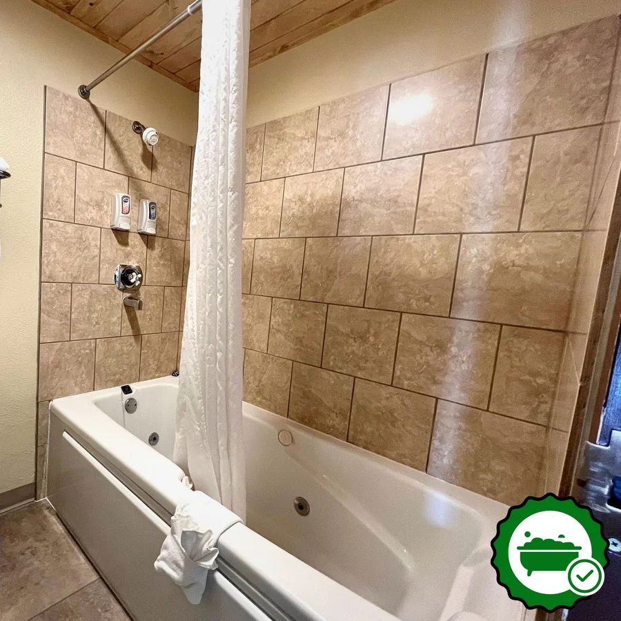 Beartooth Hideaway Inn & Cabins - Verified Jacuzzi In-Room