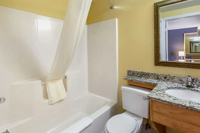 Econo Lodge Clovis - Featured hot tub