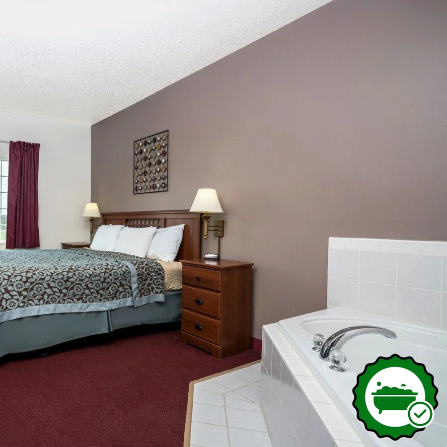 Days Inn Hotel & Governors' Waterpark, RV Park & Fitness Center - Verified Jacuzzi In-Room