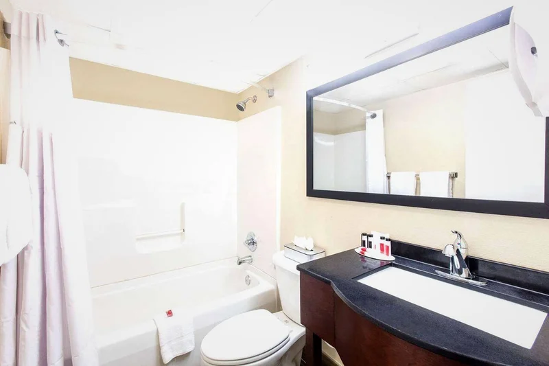 Super 8 By Wyndham Frederick - Featured hot tub