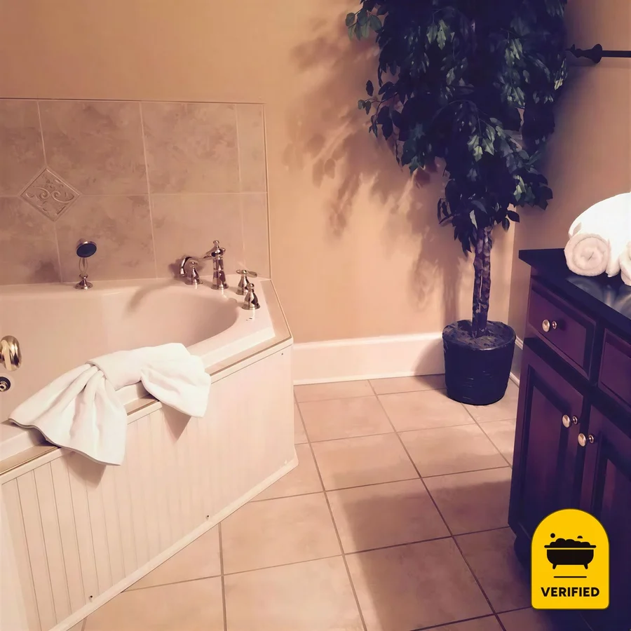 The Woodford Inn: the Queen Room with Spa Bath in Versailles, KY