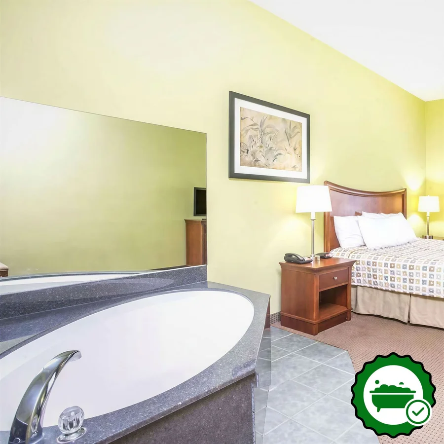 Days Inn & Suites by Wyndham Swainsboro - Verified Jacuzzi In-Room