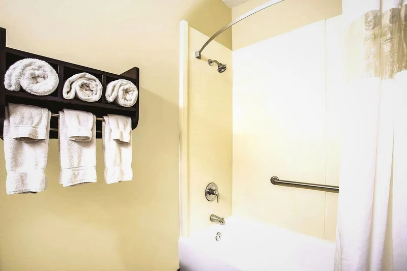 La Quinta Inn & Suites by Wyndham Evansville - Featured hot tub