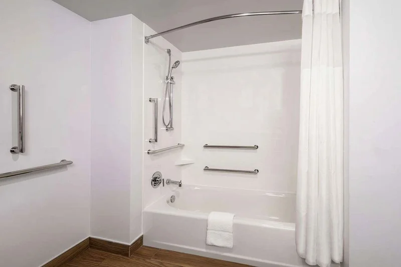 Hampton Inn & Suites Fort Wayne Downtown - Featured hot tub