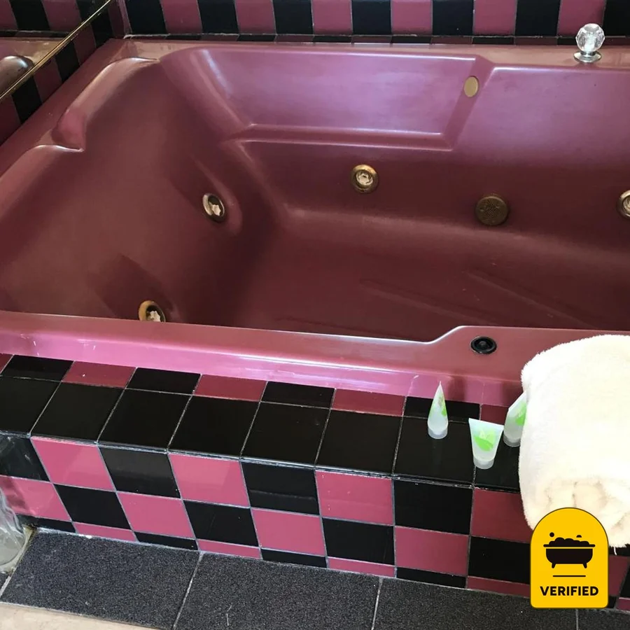 Capri Motel: the Spa Bath Suite in Dartmouth, MA