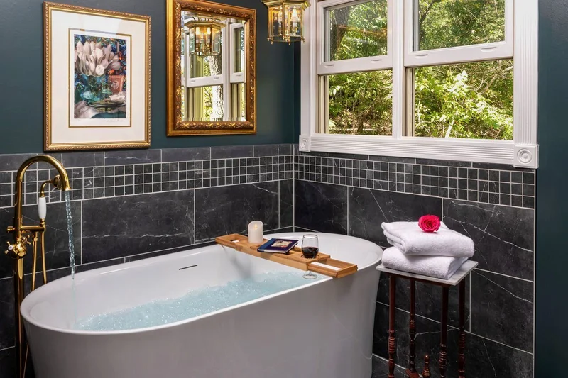 Arsenic and Old Lace Bed & Breakfast Inn - Featured hot tub