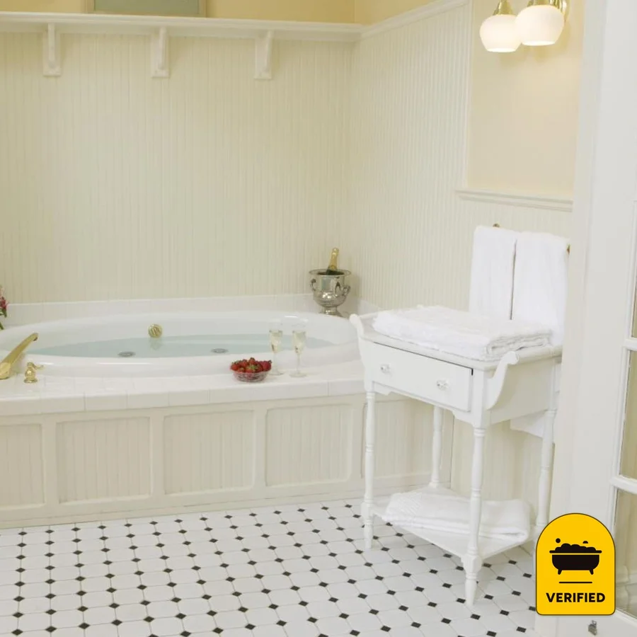 Healdsburg Inn on the Plaza: the Superior King Jetted Tub Room in Healdsburg, CA