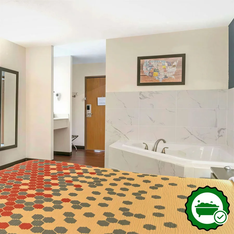 Econo Lodge - Verified Jacuzzi In-Room