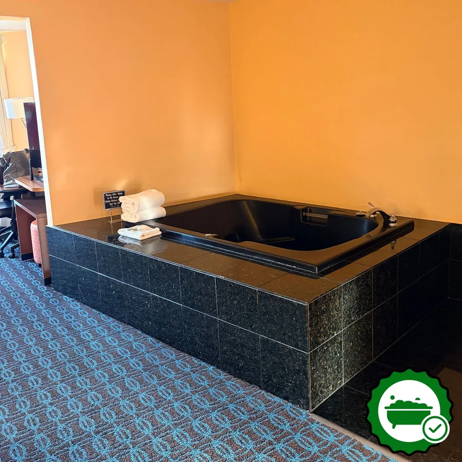 Fairfield Inn & Suites Chicago Lombard - Verified Jacuzzi In-Room