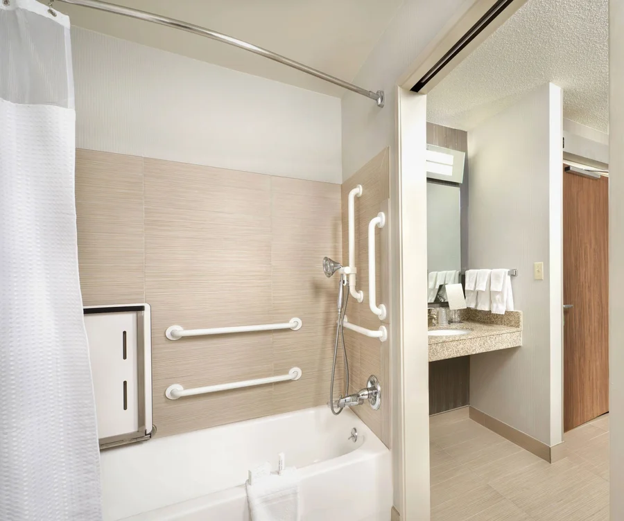 Courtyard by Marriott Mishawaka-University Area - Featured hot tub