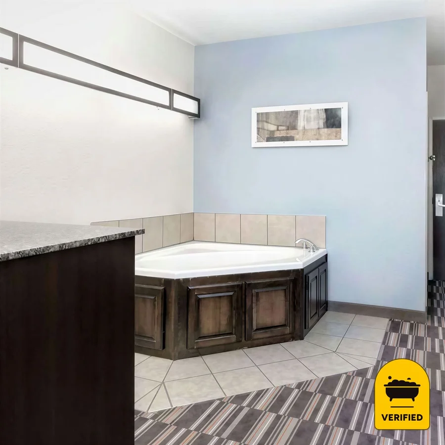 Microtel Inn & Suites by Wyndham Hoover / Birmingham: the Deluxe Queen Jetted Tub Studio Suite in Hoover, AL