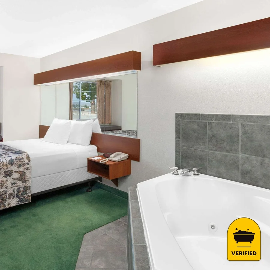 Microtel Inn & Suites by Wyndham Wellton: the Jacuzzi Suite in Wellton, AZ