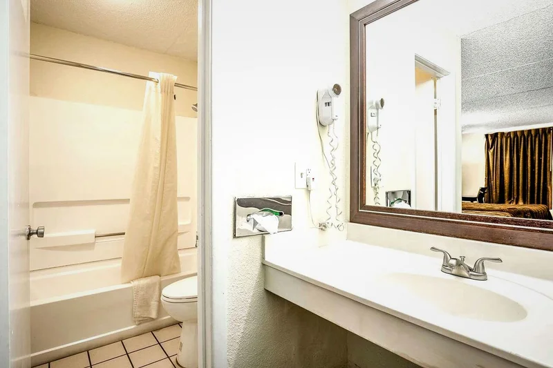 Econo Lodge - Featured hot tub