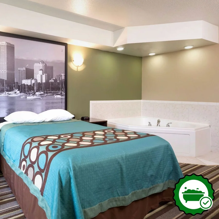 Super 8 by Wyndham Germantown/Milwaukee - Verified Jacuzzi In-Room