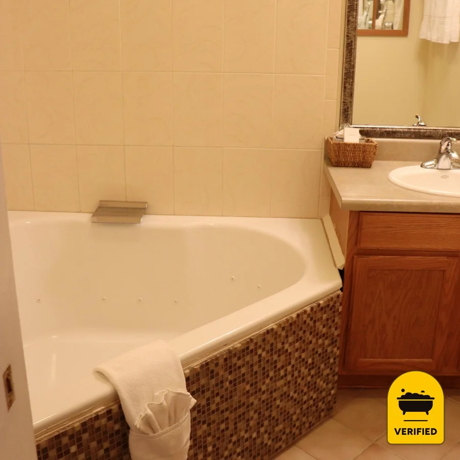 Pearson’s Pond Luxury Suites and Vacation Rentals: the Premium Demi Jacuzzi Suite in Juneau, AK