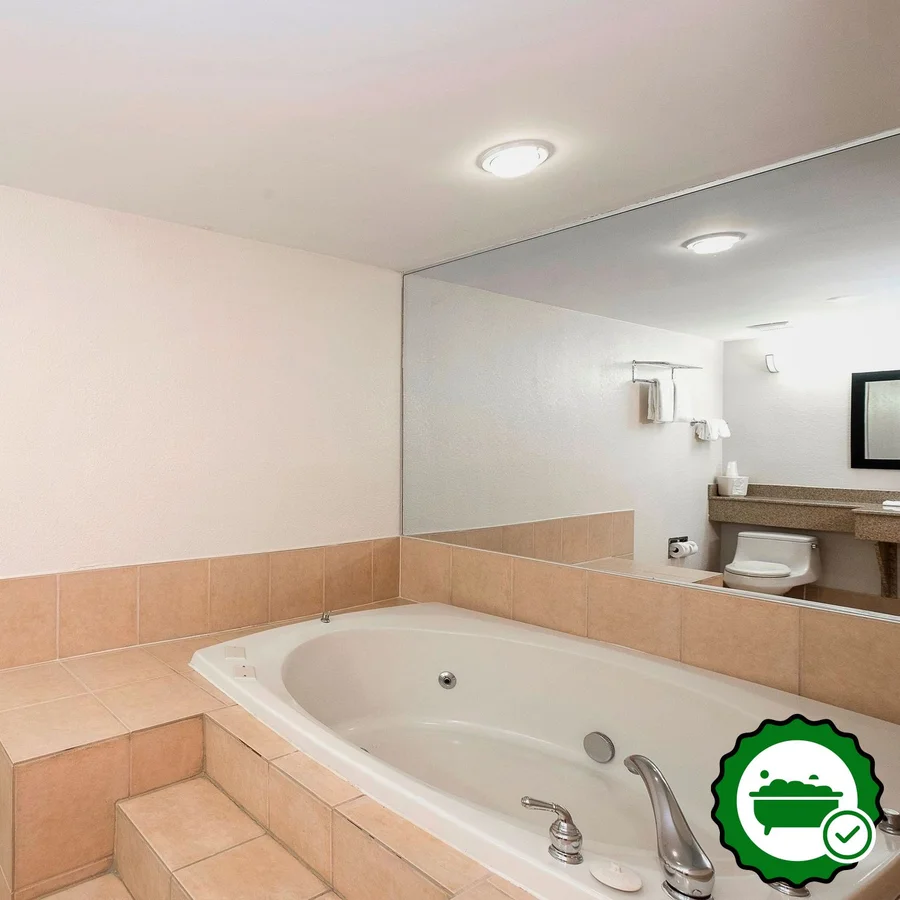 Red Roof Inn & Suites Mt Holly - McGuire AFB - Verified Jacuzzi In-Room